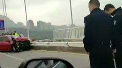 فيديو لحظة سقوط حافلة من على جسر في الصين
