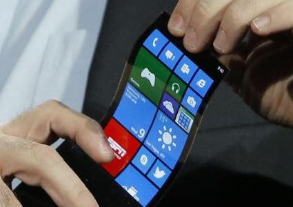 أول هاتف قابل للطي في العالم يحرج هواوي وسامسونغ