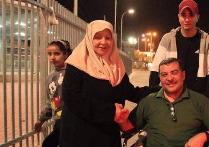 الاحتلال يفرج عن أسير مقعد من يعبد