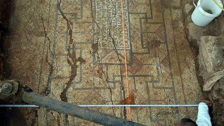 مواطن سوري يعثر في حديقة منزله على تحفة أثرية