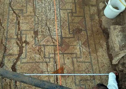 مواطن سوري يعثر في حديقة منزله على تحفة أثرية