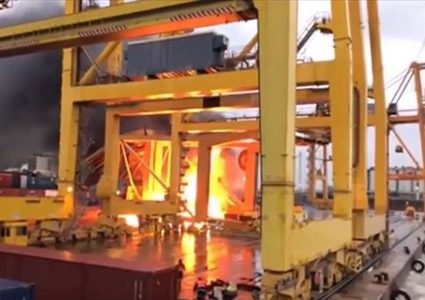 رصد حريق هائل في ميناء برشلونة!