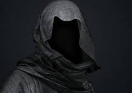 بريطانية تزعم الوقوع في حب "شبح".. وتعلن خطوبتهما