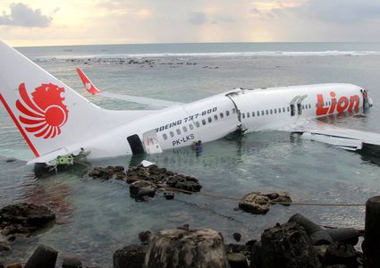 استخراج أحد صندوقي الطائرة الإندونيسية المنكوبة