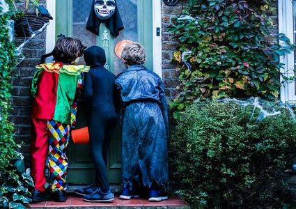 طفلة تتجول في الشوارع وهي تحمل رأسها المقطوع !