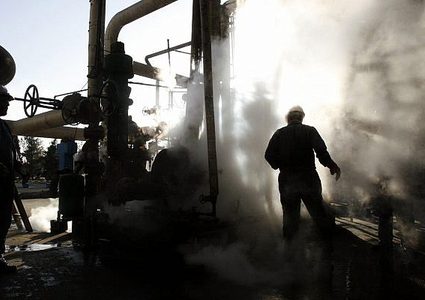 إيران تستعد لعقوبات نفطية بعد انهيار العملة