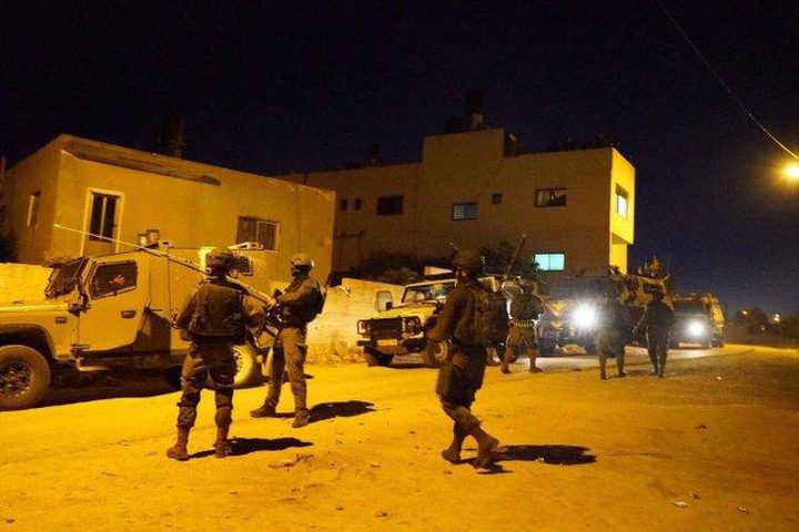 الاحتلال يداهم مسجداً في نابلس ويعتقل شابين