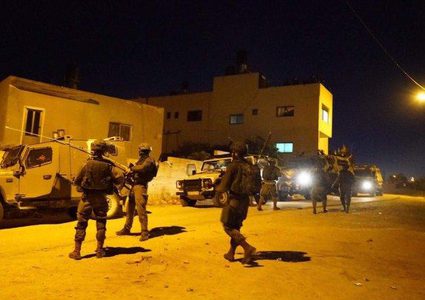 الاحتلال يداهم مسجداً في نابلس ويعتقل شابين