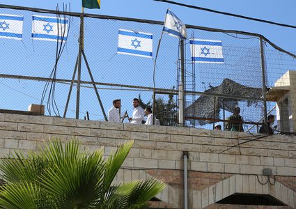 آلاف المستوطنين يقتحمون  ساحات الحرم الإبراهيمي