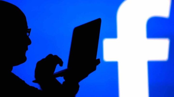 آلاف الرسائل من فيسبوك "معروضة للبيع"