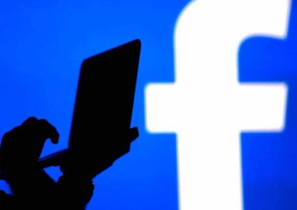 آلاف الرسائل من فيسبوك "معروضة للبيع"