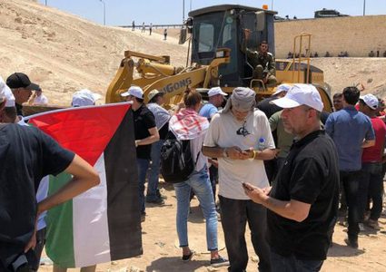 وفد برلماني اسباني يتضامن مع أهالي الخان الأحمر