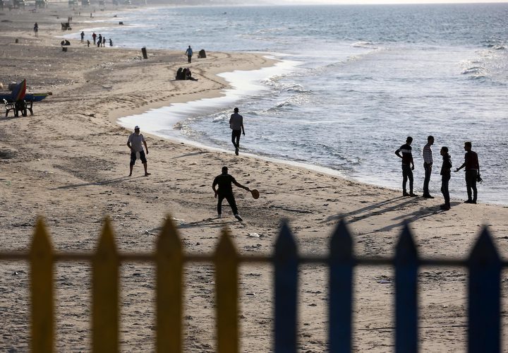 صيادون فلسطينيون يعملون على قوارب الصيد الخاصة بهم في البحر في الميناء البحري في مدينة غزة.