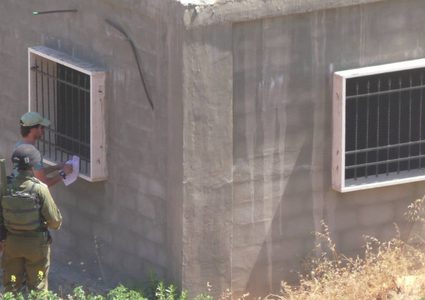 اخطار بوقف البناء بمنزل قيد الانشاء في بيت أمر