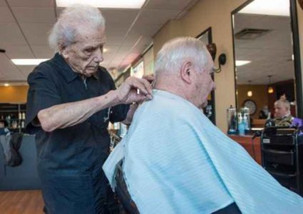 ما هو لغز هذا الحلاق البالغ من العمر 107 عاماً