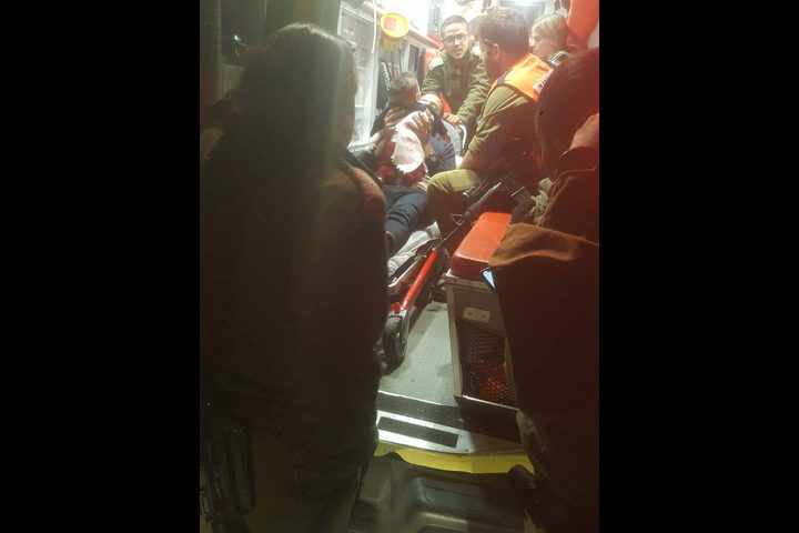 اصابة خلال استهداف المستوطنين لمركبة أسير محرر