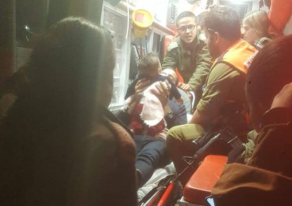 اصابة خلال استهداف المستوطنين لمركبة أسير محرر