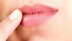 مكوّنات طبيعيّة تخلصك من تشقّق الشفاه