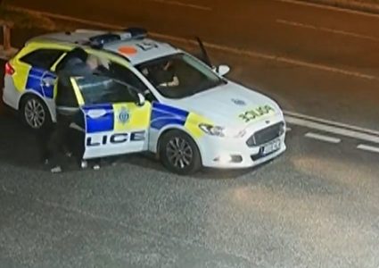 معركة جماعية إثر محاولة مجرم سرقة سيارة للشرطة!