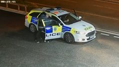 معركة جماعية إثر محاولة مجرم سرقة سيارة للشرطة!