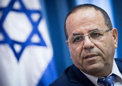 سلطات مطار دبي توقف وزيرا إسرائيليا عدة ساعات