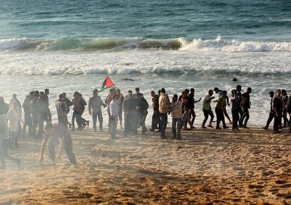 متظاهرون فلسطينيون يجتمعون خلال اشتباكات مع القوات الإسرائيلية في مظاهرة ضد الحصار الإسرائيلي على قطاع غزة، على طول الحاجز البحري لغزة على الحدود البحرية مع إسرائيل بالقرب من كيبوتس زيكيم، شمال بيت لاهيا في شمال قطاع غزة