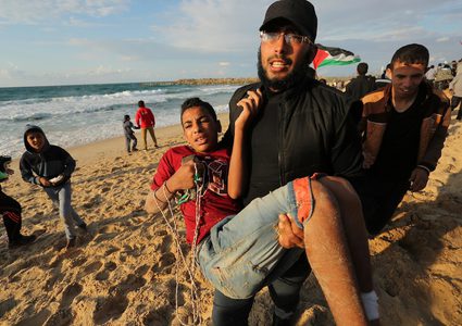 متظاهرون فلسطينيون يجتمعون خلال اشتباكات مع القوات الإسرائيلية في مظاهرة ضد الحصار الإسرائيلي على قطاع غزة، على طول الحاجز البحري لغزة على الحدود البحرية مع إسرائيل بالقرب من كيبوتس زيكيم، شمال بيت لاهيا في شمال قطاع غزة