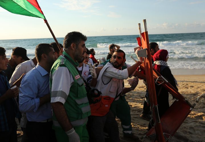 متظاهرون فلسطينيون يجتمعون خلال اشتباكات مع القوات الإسرائيلية في مظاهرة ضد الحصار الإسرائيلي على قطاع غزة، على طول الحاجز البحري لغزة على الحدود البحرية مع إسرائيل بالقرب من كيبوتس زيكيم، شمال بيت لاهيا في شمال قطاع غزة