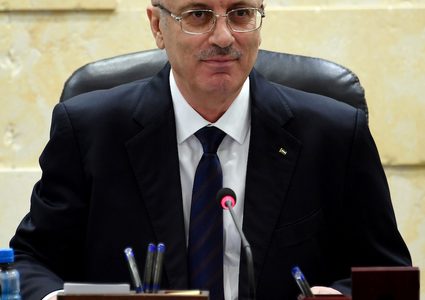 رئيس الوزراء الفلسطيني ، رامي حمدالله ، يعقد اجتماعاً مع مجلس إدارة مؤسسة الضمان الاجتماعي ، في مدينة رام الله بالضفة الغربية