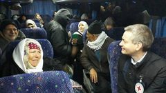 أهالي أسرى غزة يتوجهون لزيارة أبنائهم بسجن نفحة