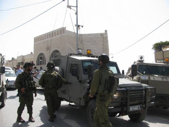 الإحتلال يحاصر اللبن الشرقية