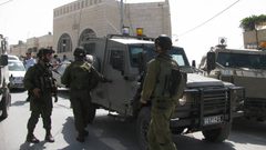 الإحتلال يحاصر اللبن الشرقية