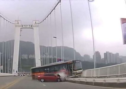 فيديو يكشف سبب حادث الحافلة المأساوي في الصين!