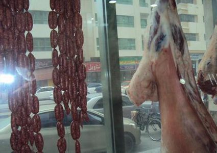 جنين: الصحة تغلق ملحمة لانعدام شروط الصحة