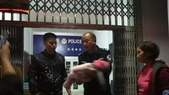 عذر أقبح من ذنب.. صيني باع ابنته الرضيعة!