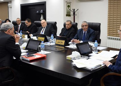 رئيس الوزراء الفلسطيني رامي حمدالله يرأس اجتماعاً مع مجلس الوزراء في مدينة رام الله بالضفة الغربية