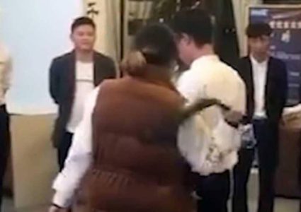 الجلد وتناول الحشرات عقاب "مذل" لموظفي شركة صينية