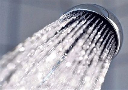 دراسة تكشف البكتيريا "المرعبة" بمكان الاستحمام