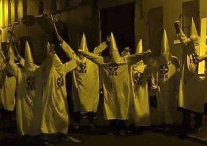 جريمة كراهية..عصابة ترابط أمام مركز إسلامي بريطاني