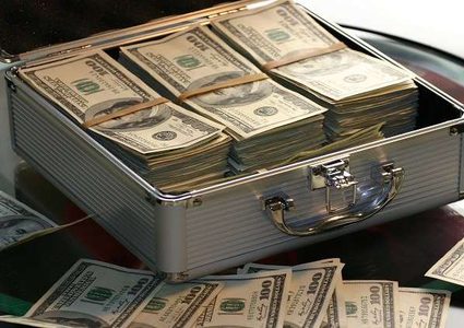 تضحية أم خيانة.. ترك لزوجته حقيبة من النقود واختفى