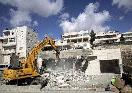 الاحتلال يهدم مبنى سكنيا في القدس بحجة عدم الترخيص