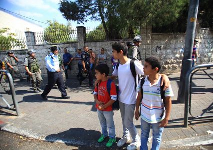 اصابات جراء اعتداء المستوطنين على مدرسة