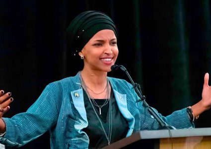 إلهان عمر.. أول محجبة تدخل الكونغرس الأميركي