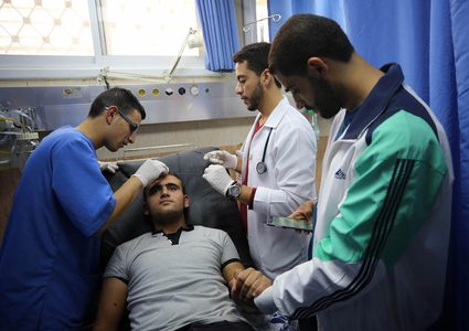 طلبة من مدرسة عوريف ومواطنون يتلقون العلاج في مستشفى رفيديا بنابلس، بعد اصابة خمسة منهم خلال هجوم للمستوطنين على المدرسة