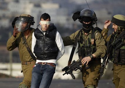 الاحتلال يعتقل مواطنا ويستولي على مركبتين بالخليل