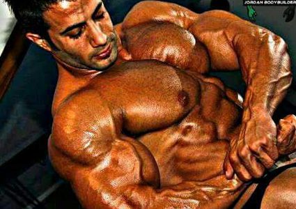 بطل كمال أجسام أردني يحذر من تناول الهرمونات
