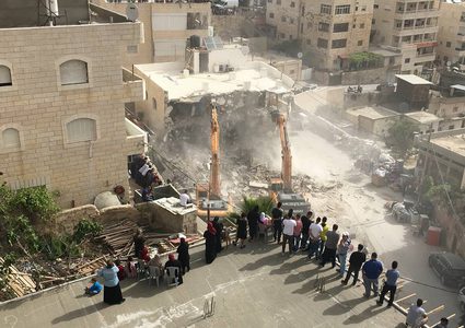 الاحتلال يهدم بناية سكنية لعائلة السعيري بشعفاط