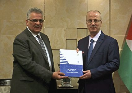 الحمد الله يتسلم تقرير سلطة المياه 2015-2017