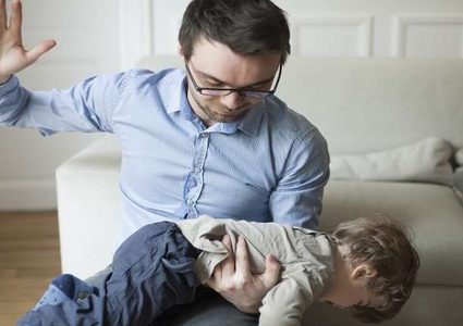 ضرب الأرداف يعزز عدوانية الأطفال وافكار الانتحار