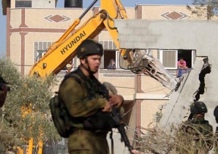 قوات الاحتلال تحاصر منزل عائلة أشرف نعالوة